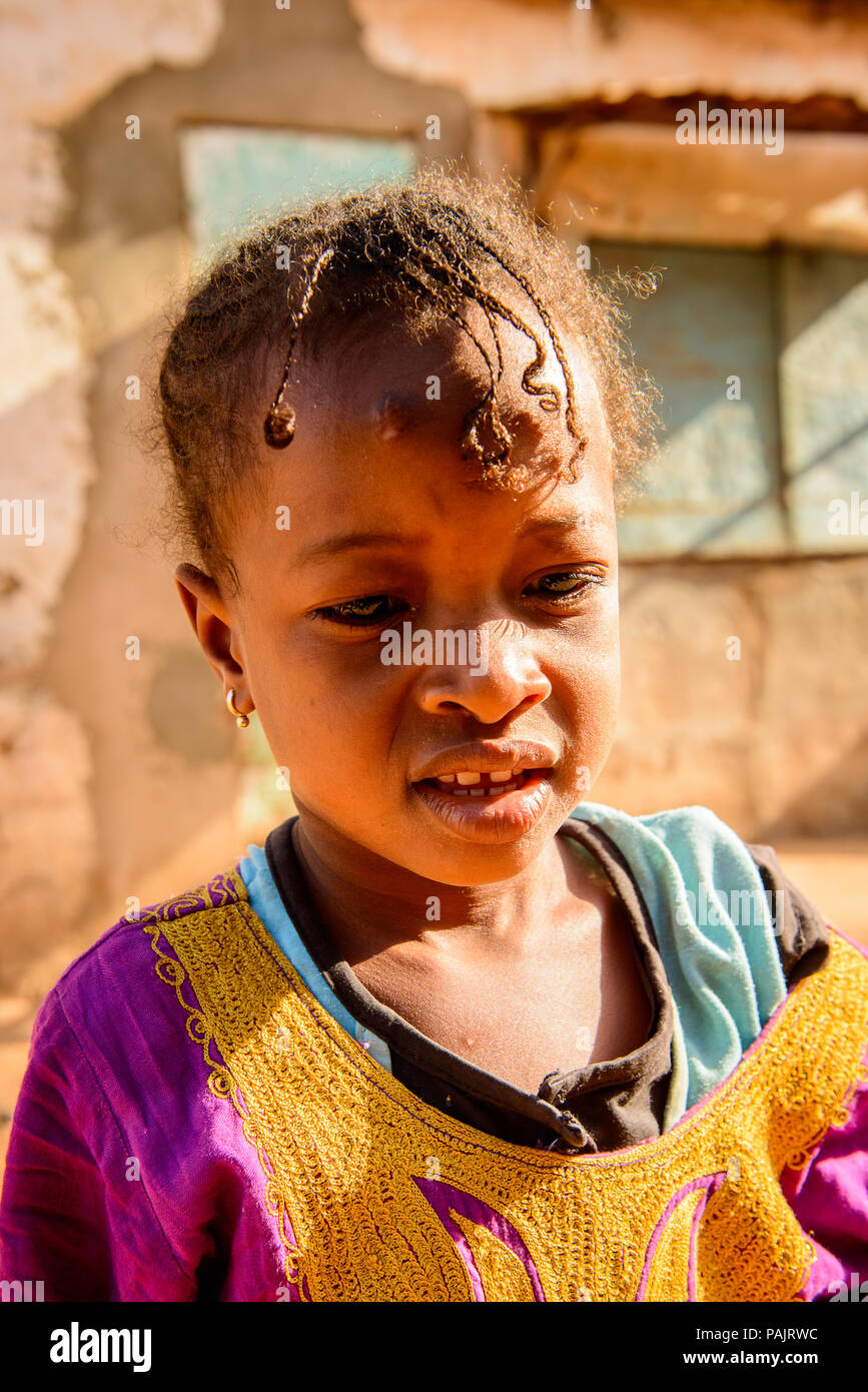 BANJUL, GAMBIE - Mars 29, 2013 : Portrait d'une petite fille gambien non  identifiés en Gambie, Mar 14, 2013. Groupe ethnique en Gambie est le  Mandinka Photo Stock - Alamy