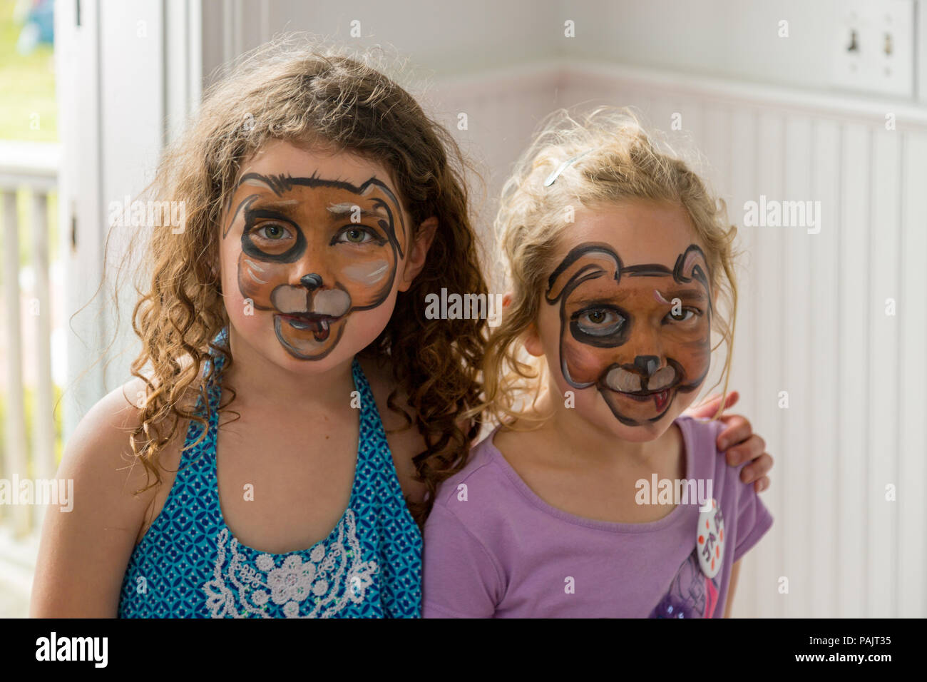 Deux jeunes filles avec de la peinture pour le visage sur leurs visages Banque D'Images