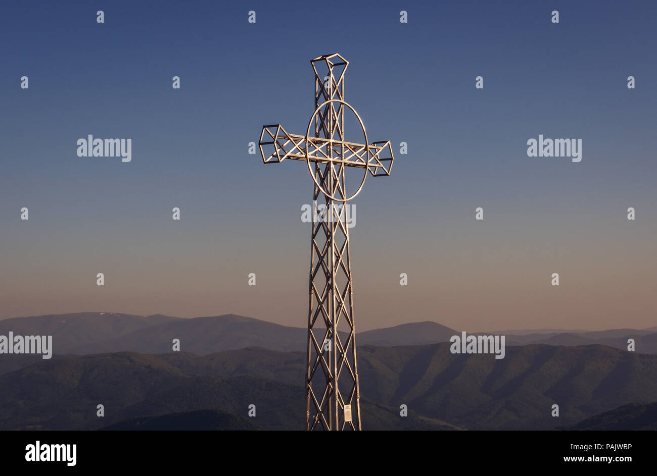 Croix en pointe dans le Tarnica Bieszczady, dans le sud de la Pologne, l'un des pics de la couronne polonaise Banque D'Images