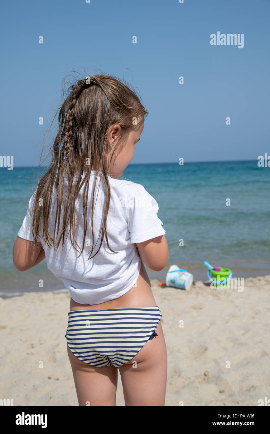 Petite fille à une plage Banque D'Images