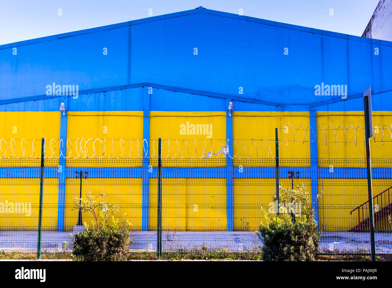 San Jose, Costa Rica. 18 février, 2018. Un bleu vif et jaune warehouse dans le centre-ville de San Jose, Costa Rica Banque D'Images