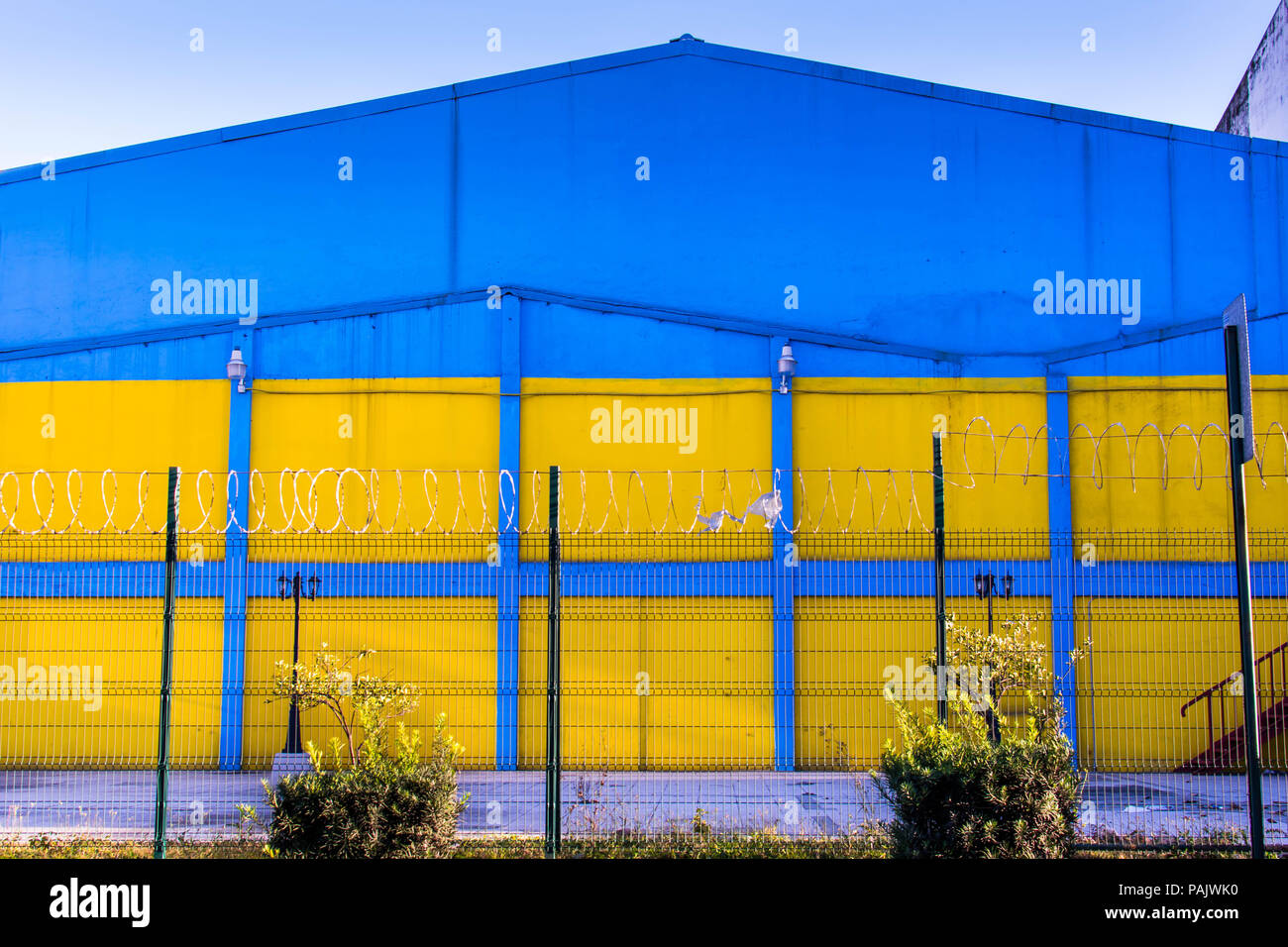 San Jose, Costa Rica. 18 février, 2018. Un bleu vif et jaune warehouse dans le centre-ville de San Jose, Costa Rica Banque D'Images