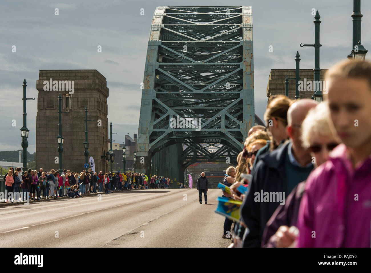 Regarder la foule Great North Run à Newcastle, Tyne et Wear, Angleterre, Royaume-Uni. Banque D'Images