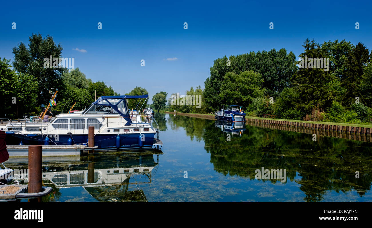 Les bateaux de plaisance amarrés sur le canal de la Somme à Cléry-sur-Somme, France Banque D'Images