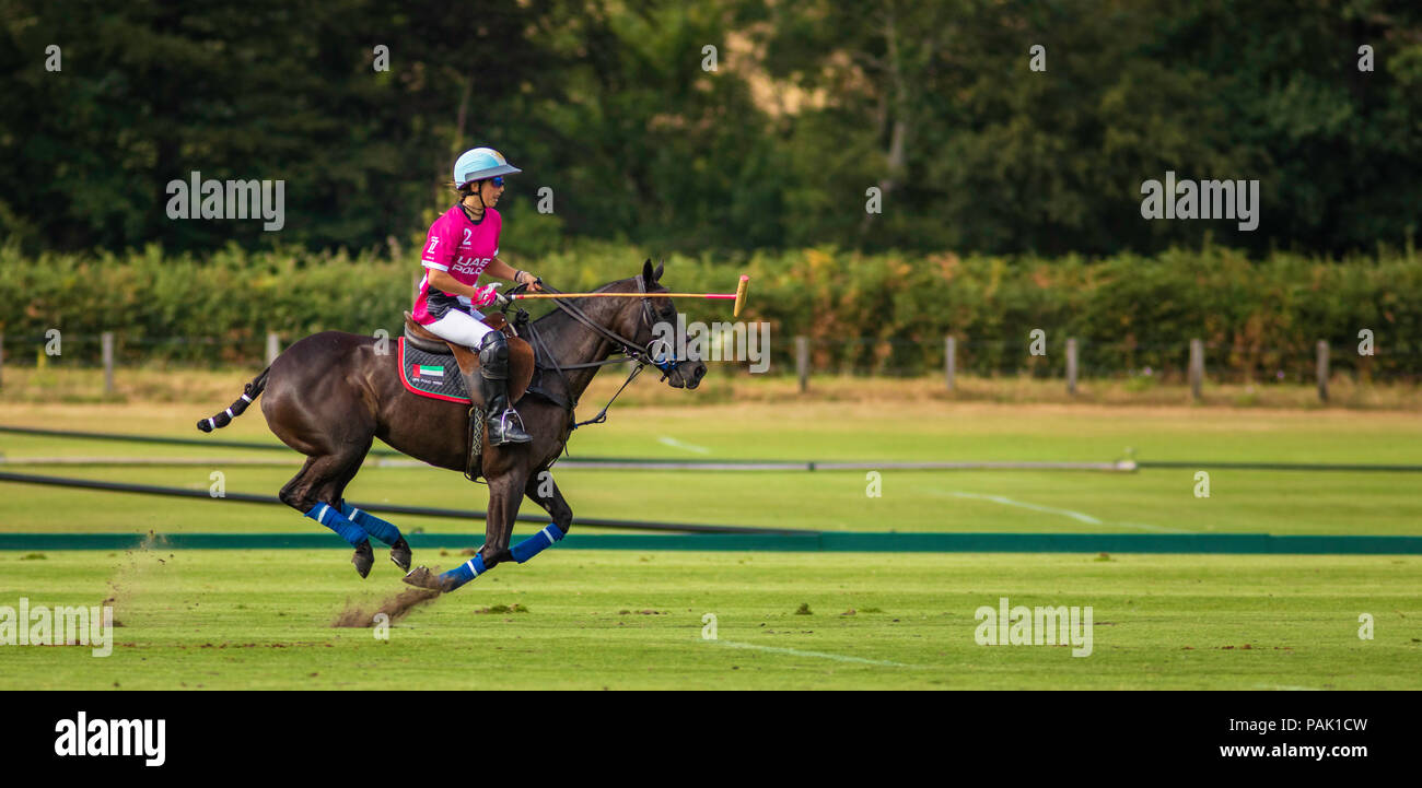 Mia Cambiaso (2), la fille de 16 ans d'Adolfo Cambiaso légende polo en action pour les EAU Chers Polo Team contre Maiz Dulce dans le British Cont Banque D'Images