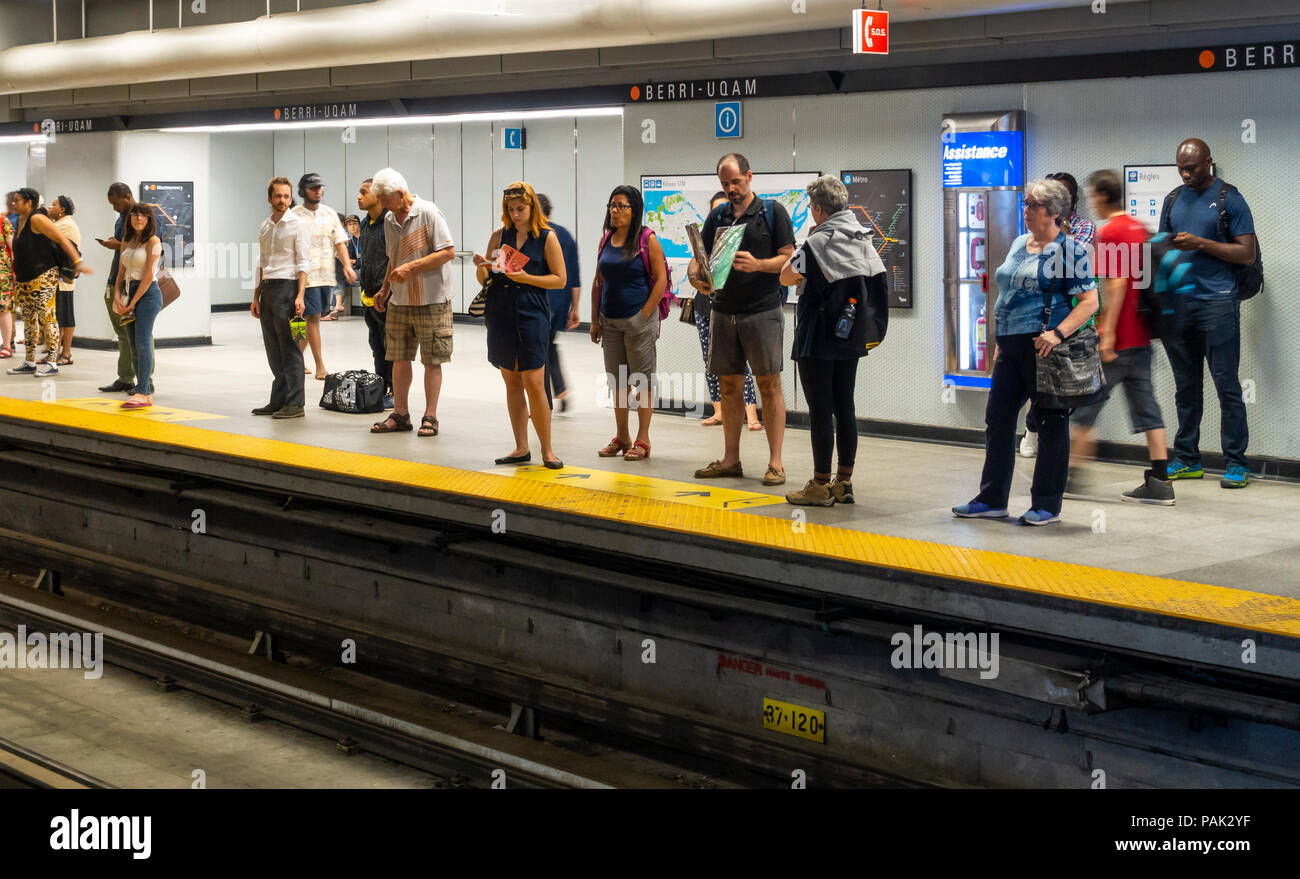 Personnes en attente d'un train à un métro à Montréal, Québec, Canada Banque D'Images