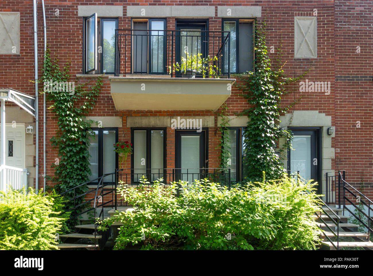 Une maison de deux étages à Montréal Canada Dans le soleil d'été Banque D'Images