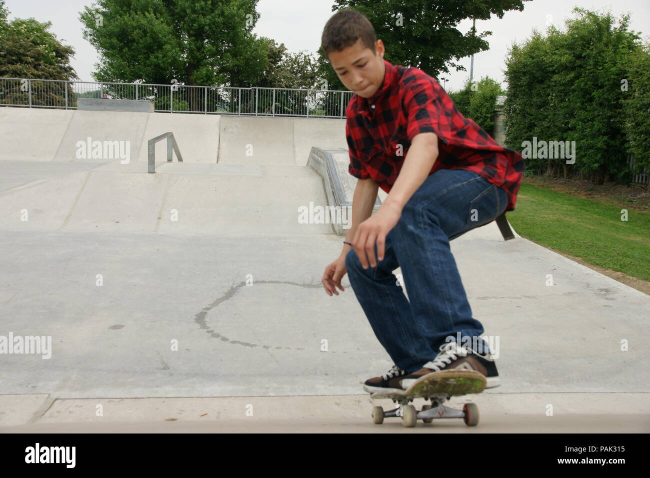 La planche à roulettes à un skate park Banque D'Images
