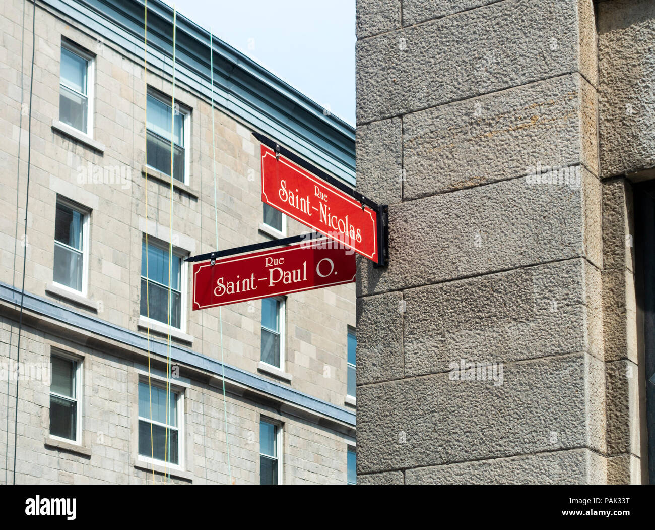 Plaque de rue pour la rue Saint-Paul O. dans la vieille ville de Montréal Canada Banque D'Images