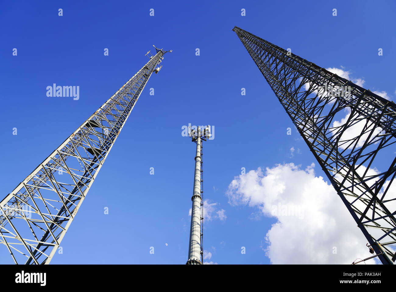 3 stations de base des téléphones mobiles avec fond de ciel bleu en Turquie. La concurrence pour les utilisateurs de téléphones mobiles. Banque D'Images