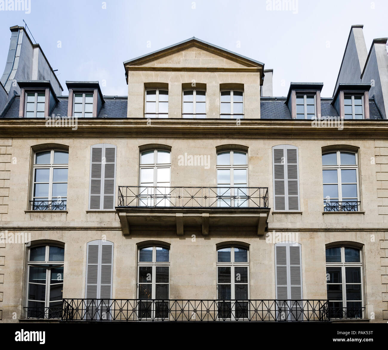 Le bâtiment historique à Paris, France, avec de belles balconets, balcons et lucarnes au grenier avec un traitement de contraste Banque D'Images