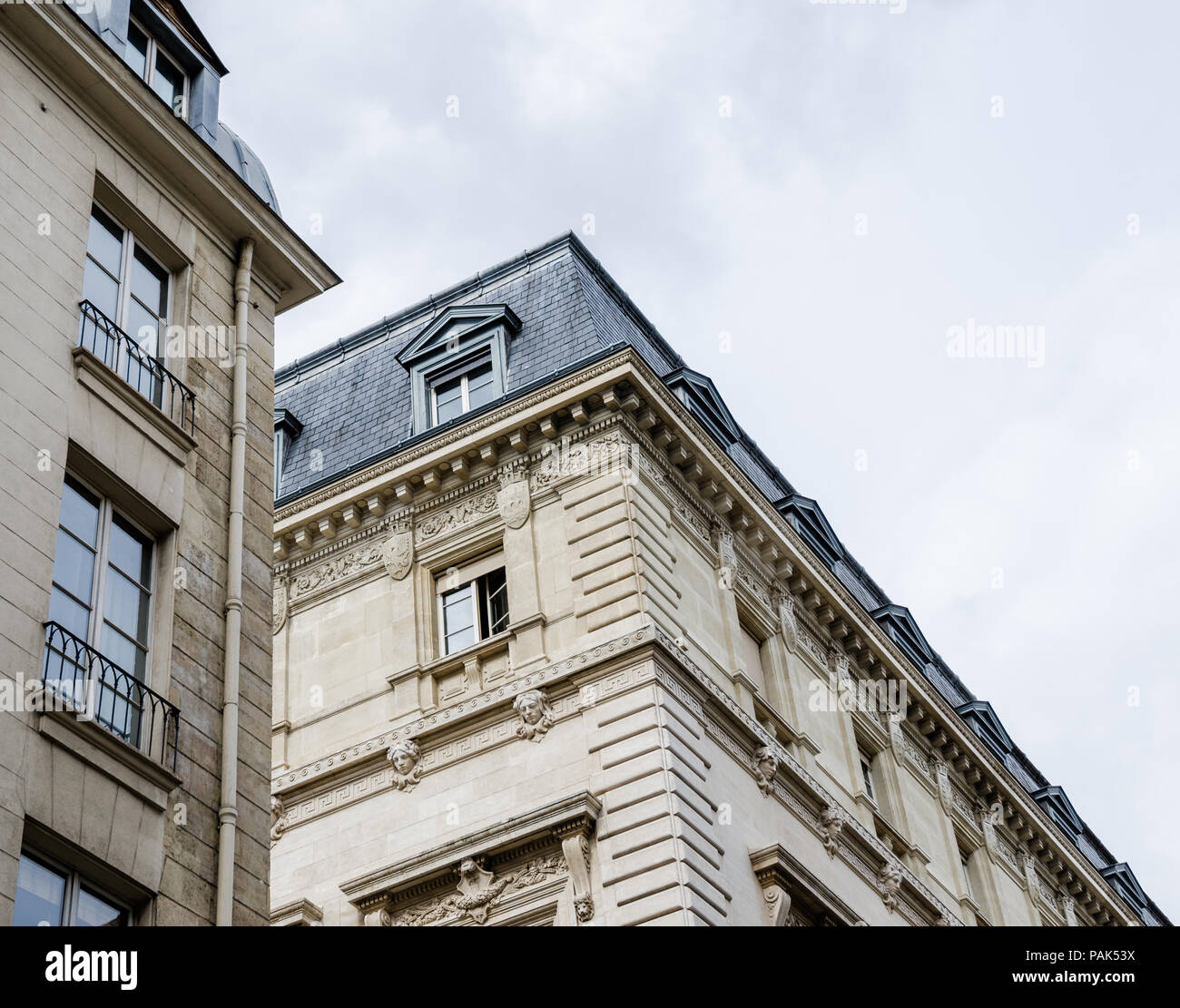 Fermer la vue perspective de bâtiments générique en France, à Paris, avec de belles balconets et greniers avec lucarnes typiques de l'architecture française Banque D'Images