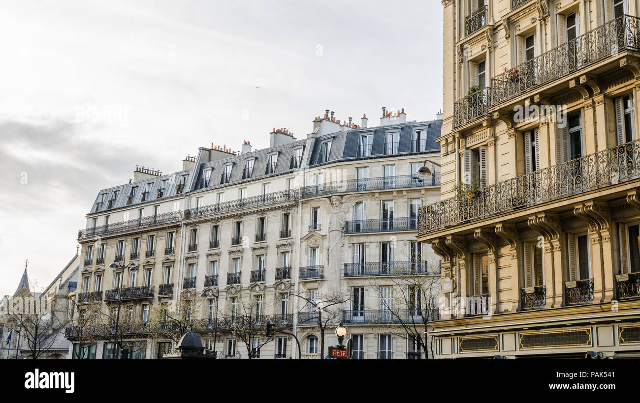 Vue sur la rue typique de paris avec de beaux bâtiments classiques dans cette merveilleuse destination européenne par un beau coucher du soleil Banque D'Images