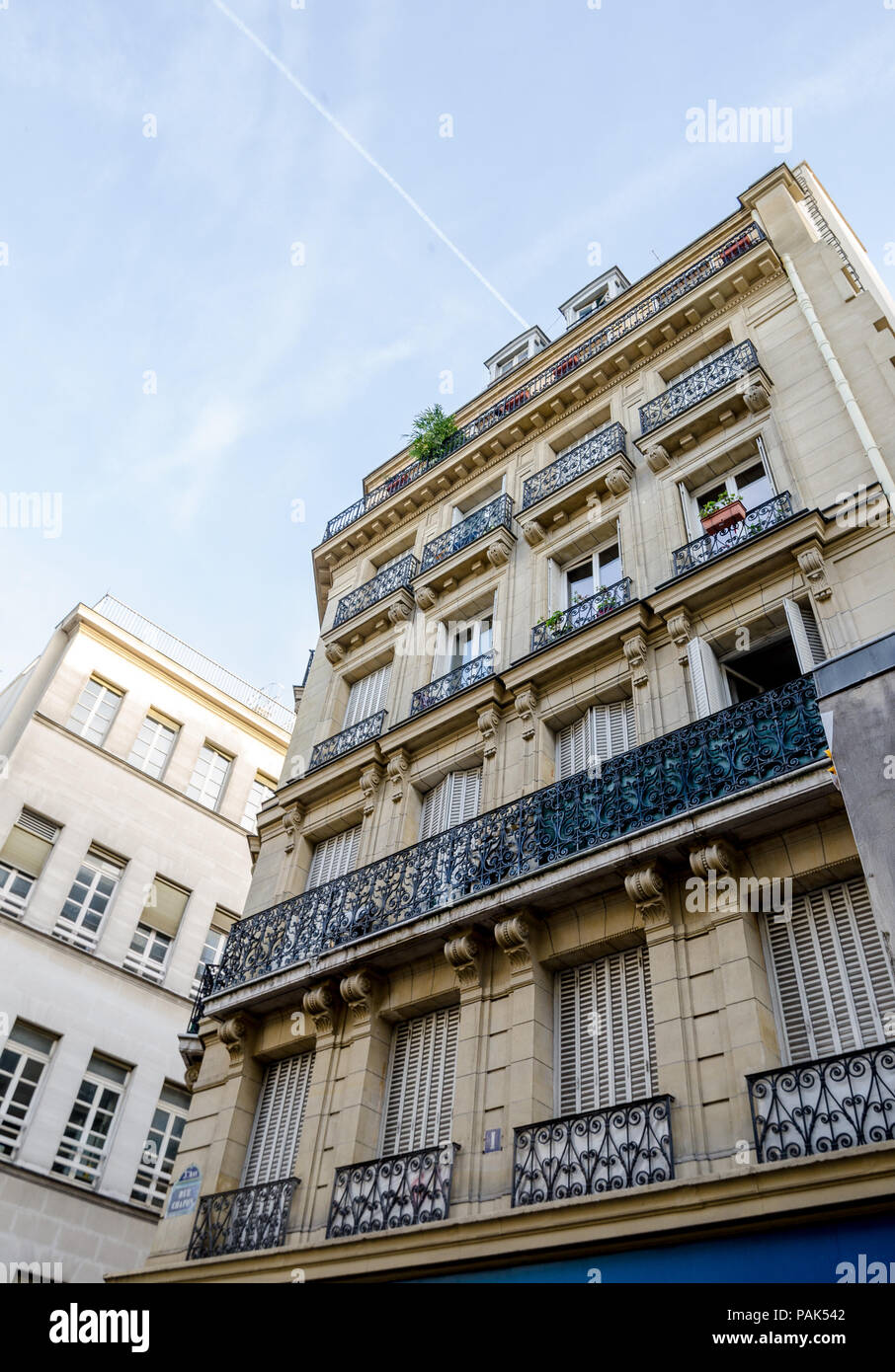 Vers le haut de la perspective classique parisien bâtiments historiques avec de beaux détails dans une vue générique de cette merveilleuse ville européenne Banque D'Images