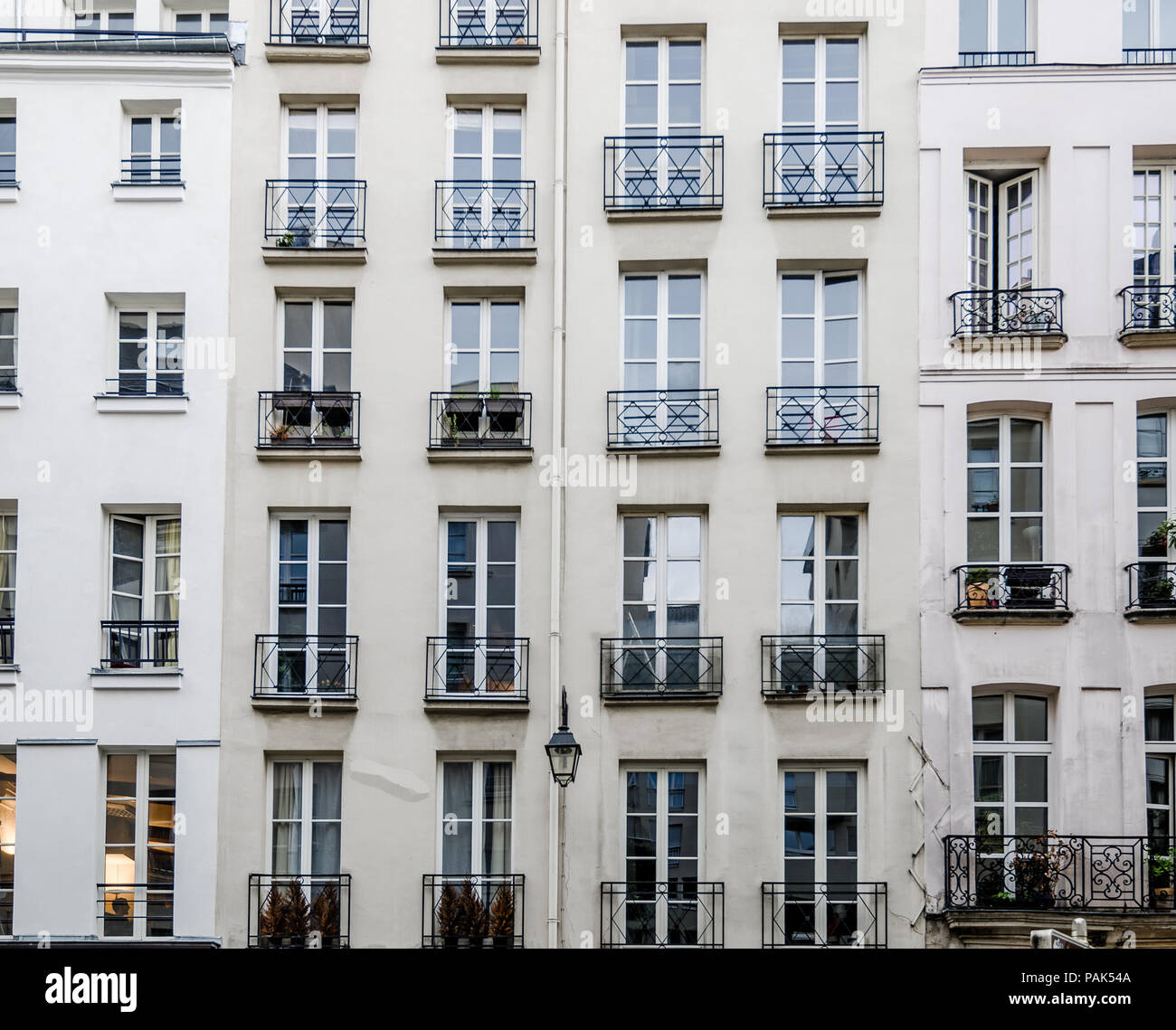 Les façades historiques avec balcons ou balconettes sur de vieux immeubles parisiens classique Banque D'Images
