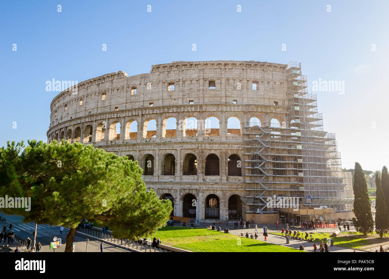 ROME, ITALIE - 29 novembre 2015 : Colisée extérieur avec l'échafaudage pour travaux de restauration et les gens autour de par ce merveilleux ancien monum Banque D'Images