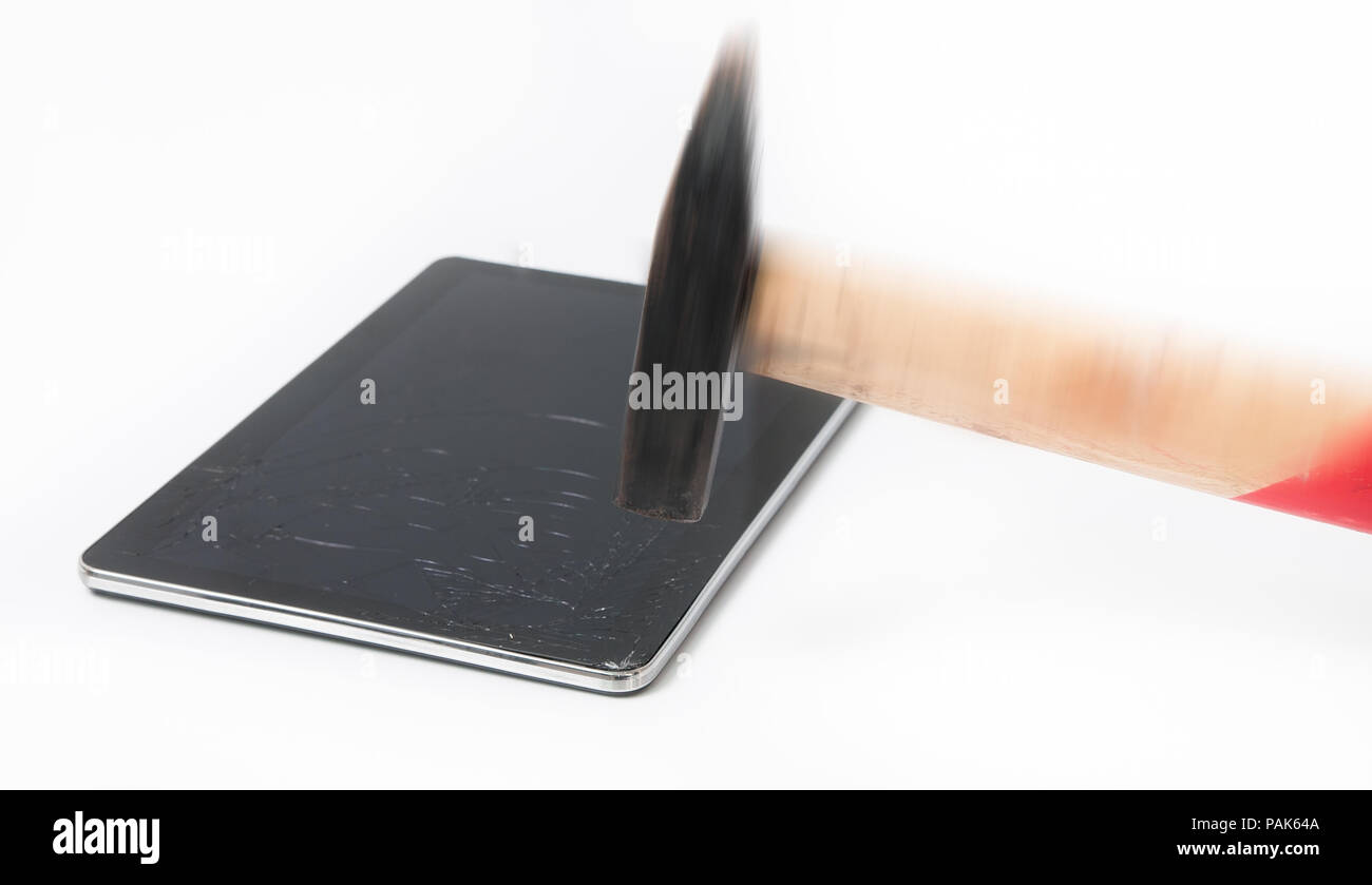 D'un marteau frappant une tablette avec écran cassé la vitesse et la force avec un look motion sur un fond blanc isolé en suggérant la nécessité de service et Banque D'Images