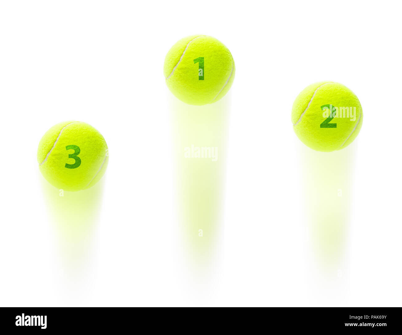 Gagnant Tennis podium à un championnat proposé par trois balles sautant avec première deuxième et troisième place sur eux suggérant un classement tennis gran Banque D'Images