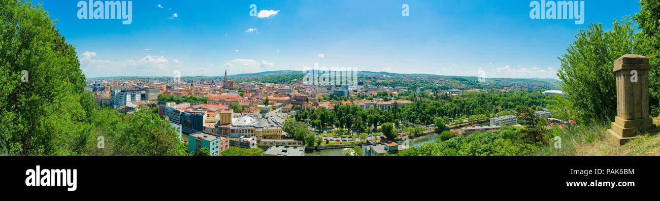 Cluj-Napoca vue panoramique depuis la colline Cetatuia sur une journée ensoleillée Banque D'Images