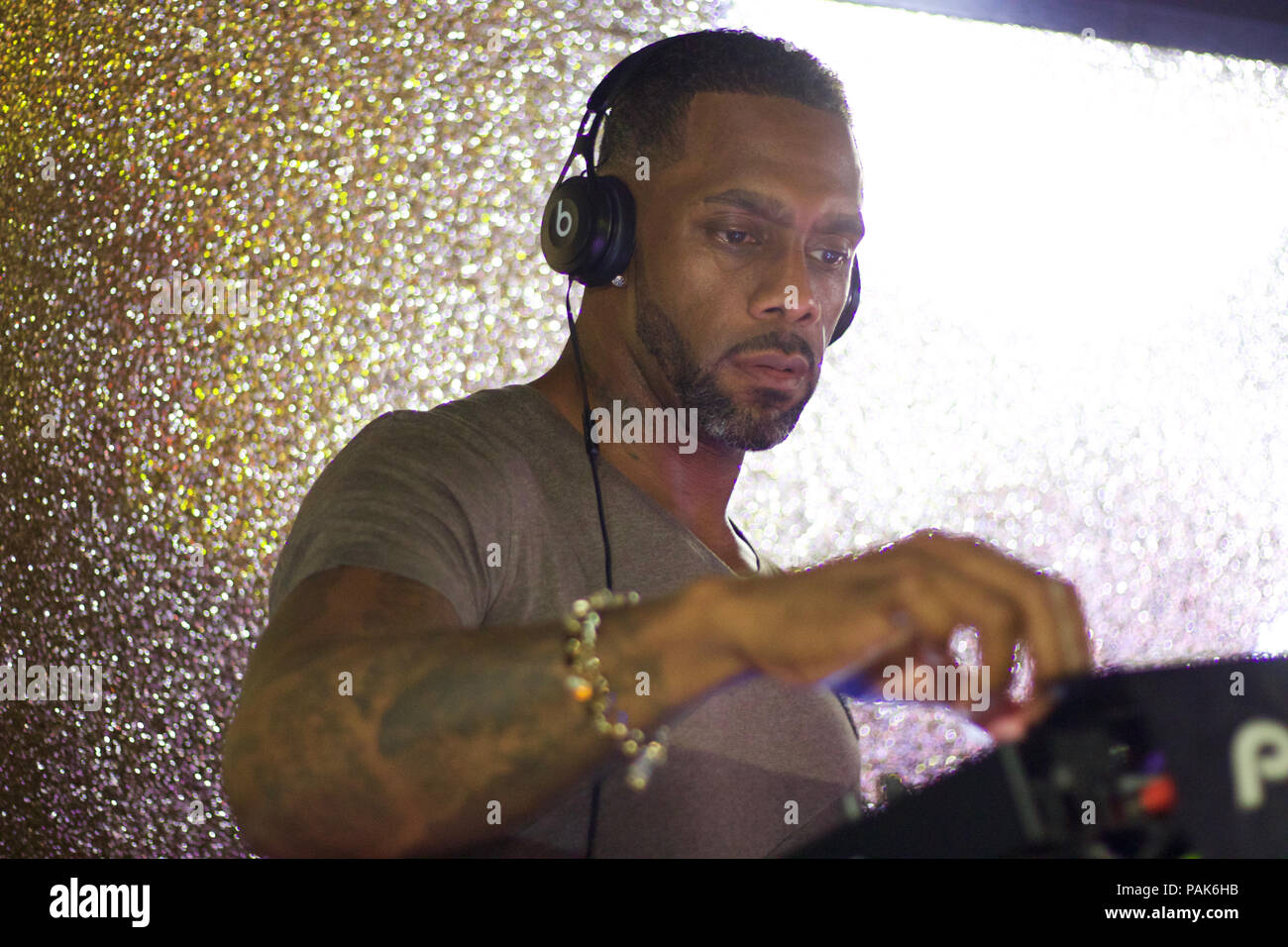 Richard Blackwood joue et old school R & B dj set à Faborje Watford bar and grill. Banque D'Images