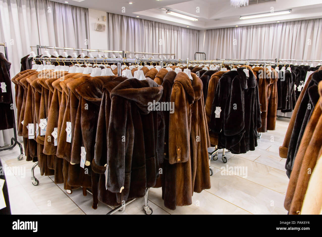 Grèce - Apr 22, 2016 : manteau de fourrure à l'usine de fabrication  d'Papandopulos à Kastoria, Grèce. Marque très populat grec fait de couches  de sapin Photo Stock - Alamy
