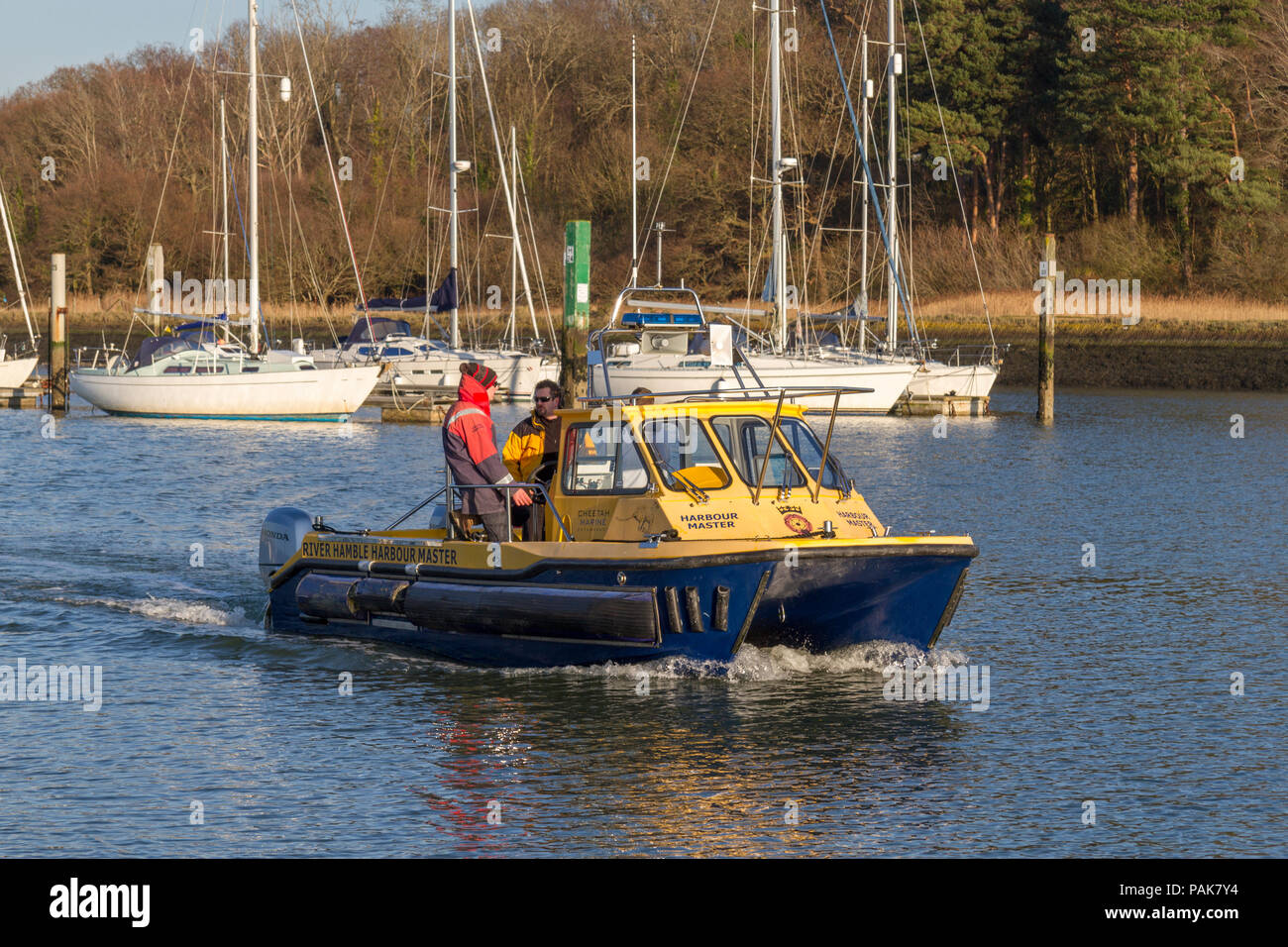 La rivière Hamble maître de port (navire de patrouille maritime Cheetah) croisière sur la rivière Hamble près de Southampton, UK sur l'eau. Banque D'Images