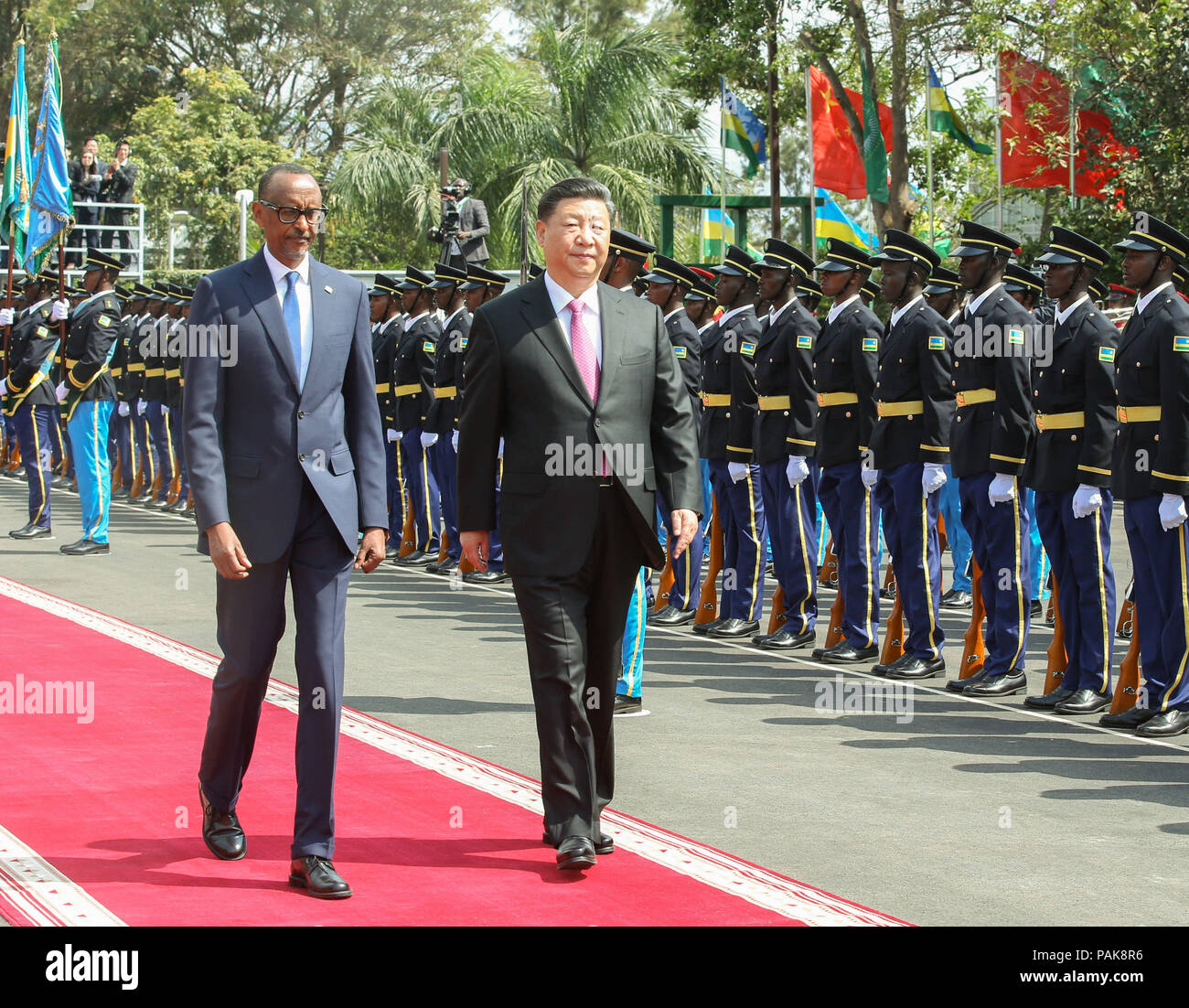 Kigali, Rwanda. 23 juillet, 2018. Le président chinois Xi Jinping (R avant), accompagné par le président rwandais Paul Kagame, inspecte la garde d'honneur avant leurs entretiens à Kigali, Rwanda, 23 juillet 2018. Credit : Yao Dawei/Xinhua/Alamy Live News Banque D'Images