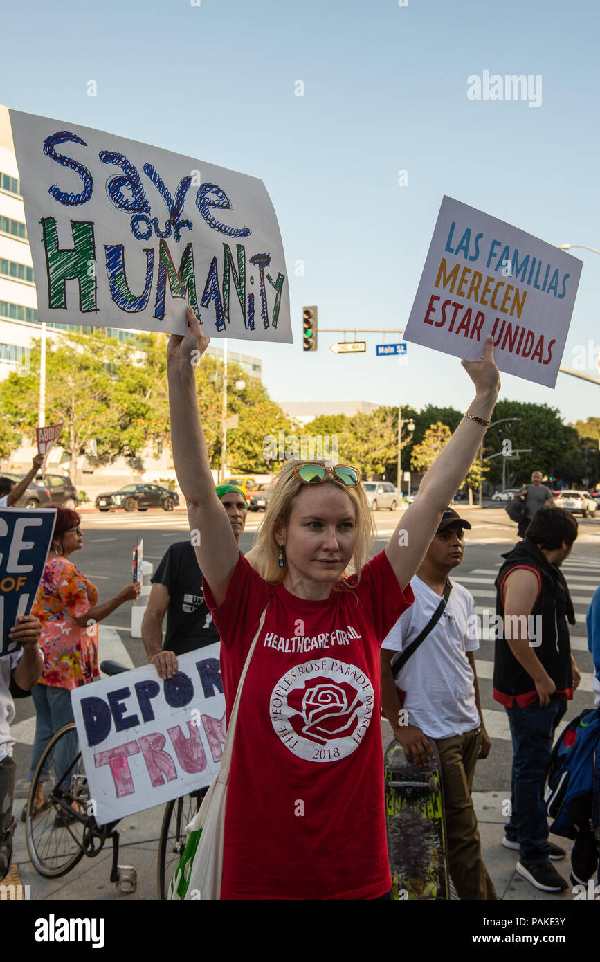 Los Angeles, USA - 23 juillet 2018 : rallye des manifestants à l'extérieur de l'administration centrale tandis que les L.A. LAPD County Sheriff Jim McDonnell et a pris sa retraite le Lieutenant Alex Villanueva engagés dans un débat controversé lundi dans le centre-ville de Los Angeles le 23 juillet, 2018 UNE FEMME protestataire tenir notre humanité 'Enregistrer' et 'fam'l'es appartiennent ensemble'.(Crédit : Aydin Palabiyikoglu/Alamy Live News Banque D'Images