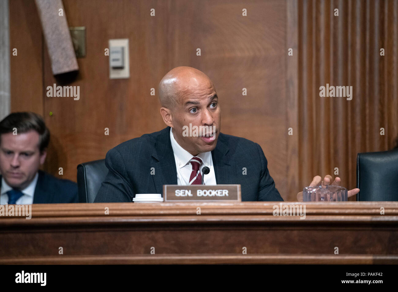 États-unis le sénateur Cory Booker (démocrate du New Jersey questions les témoins au comité du Sénat américain sur l'environnement et Travaux publics audition sur la colline du Capitole à Washington, DC le Jeudi, Juillet 19, 2018. Credit : Ron Sachs/CNP via Photo Credit : Newscom/Alamy Live News Banque D'Images