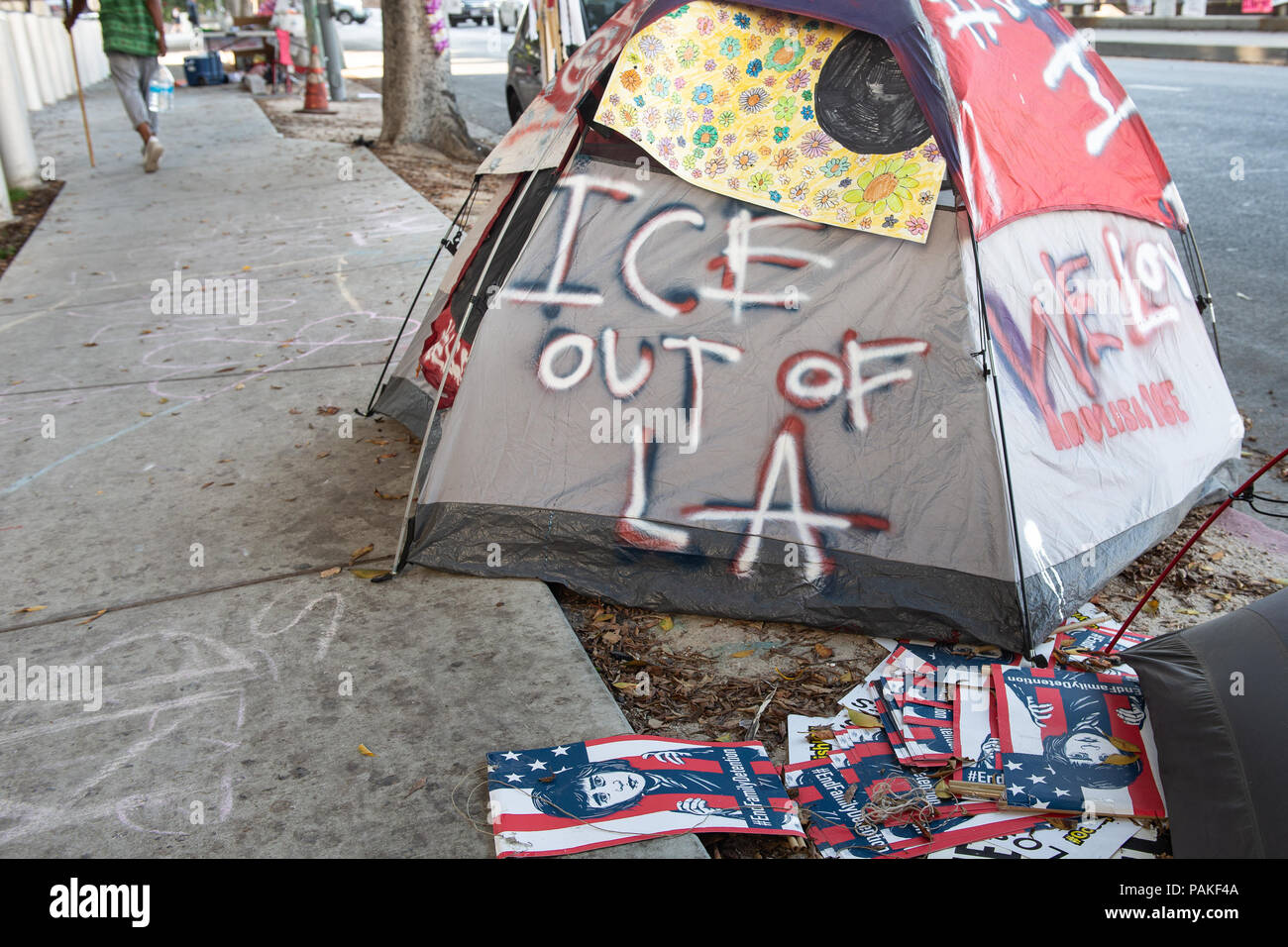 Los Angeles, USA - 23 juillet 2018 : rassemblement de manifestants et d'occuper à l'extérieur du centre de détention de glace au centre-ville de Los Angeles Los Angeles le 23 juillet 2018. Ils sont l'un blocus à l'entrée des véhicules de camping et centre d'il y a 33 jours dans la région de s'unir avec les familles et les immigrants détenus (Crédit : Aydin Palabiyikoglu/Alamy Live News Banque D'Images