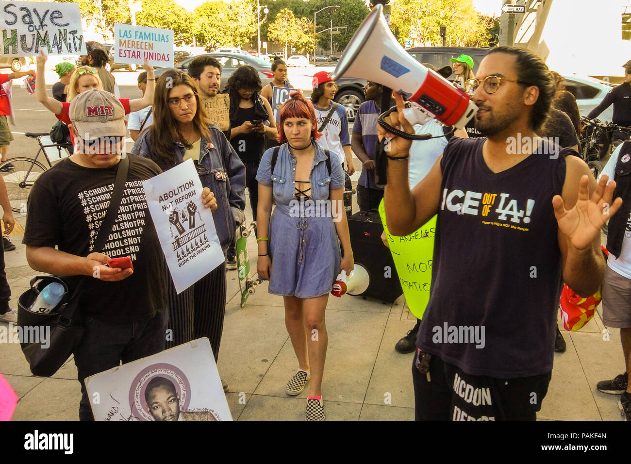 Los Angeles, USA - 23 juillet 2018 : rallye des manifestants à l'extérieur de l'administration centrale tandis que les L.A. LAPD County Sheriff Jim McDonnell et a pris sa retraite le Lieutenant Alex Villanueva engagés dans un débat controversé lundi dans le centre-ville de Los Angeles le 23 juillet 2018 (Crédit : Aydin Palabiyikoglu/Alamy Live News Banque D'Images