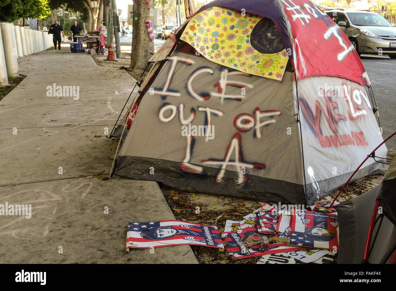 Los Angeles, USA - 23 juillet 2018 : rassemblement de manifestants et d'occuper à l'extérieur du centre de détention de glace au centre-ville de Los Angeles Los Angeles le 23 juillet 2018. Ils sont l'un blocus à l'entrée des véhicules de camping et centre d'il y a 33 jours dans la région de s'unir avec les familles et les immigrants détenus (Crédit : Aydin Palabiyikoglu/Alamy Live News Banque D'Images