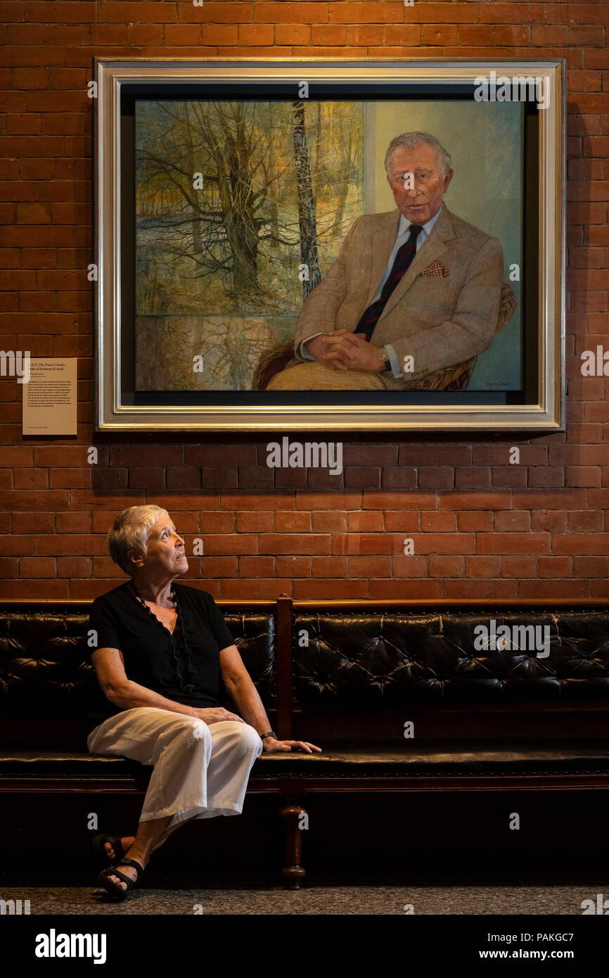 Edinburgh, Royaume-Uni. 24 juillet 2018. Un nouveau portrait de S.A.R. le Prince Charles, duc de Rothesay, a été dévoilé dans le Grand Hall de la Scottish National Portrait Gallery (SNPG) à Édimbourg le mardi 24 juillet 2018. Le portrait, à l'huile sur toile de lin, est le travail de l'artiste Victoria Crowe et a été peint à Birkhall sur le Balmoral Estate dans le Royal Deeside, Aberdeenshire, en Écosse au début de l'année. C'est le premier portrait du duc de Rothesay à entrer dans les Galeries nationales d'Écosse (END) de collection. Credit : Riche de Dyson/Alamy Live News Banque D'Images