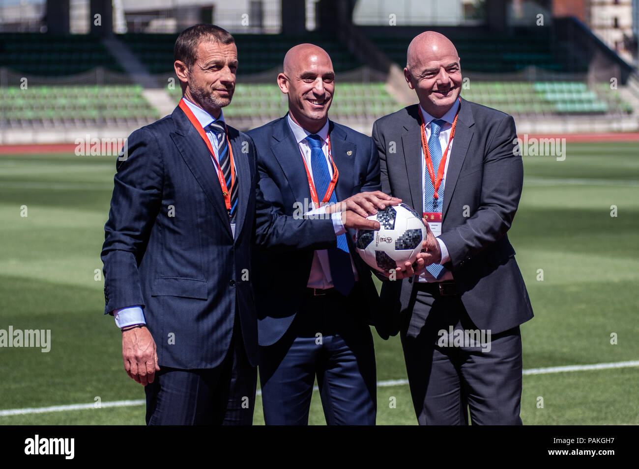 Madrid, Espagne. 24 juillet, 2018. Président de la Fédération espagnole de football (RFEF) Luis Rubiales (C), le président de la FIFA, Gianni Infantino (R) et l'UEFA président Aleksander Il (L) posant pour la presse au cours de la RFEF L'Assemblée générale à Madrid, Espagne. Credit : Marcos del Mazo/Alamy Live News Banque D'Images