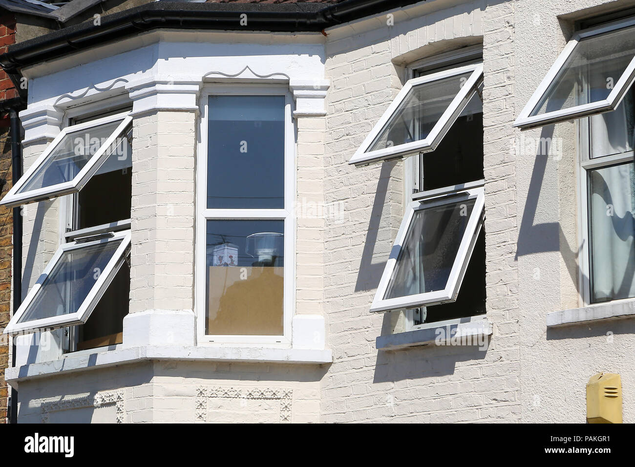 Londres. UK 24 Juillet 2018 - Les résidants laisser les fenêtres ouvertes sur une région très chaude et humide journée dans la capitale comme la canicule continue au Royaume-Uni Le Met Office dire de rester hors du soleil et garder une fois accueil aussi frais que possible par l'ombrage et fermer les fenêtres pendant la journée. La température de Londres et du sud-est est susceptible d'atteindre 34 degrés celsius dans les prochains jours. Credit : Dinendra Haria/Alamy Live News Banque D'Images