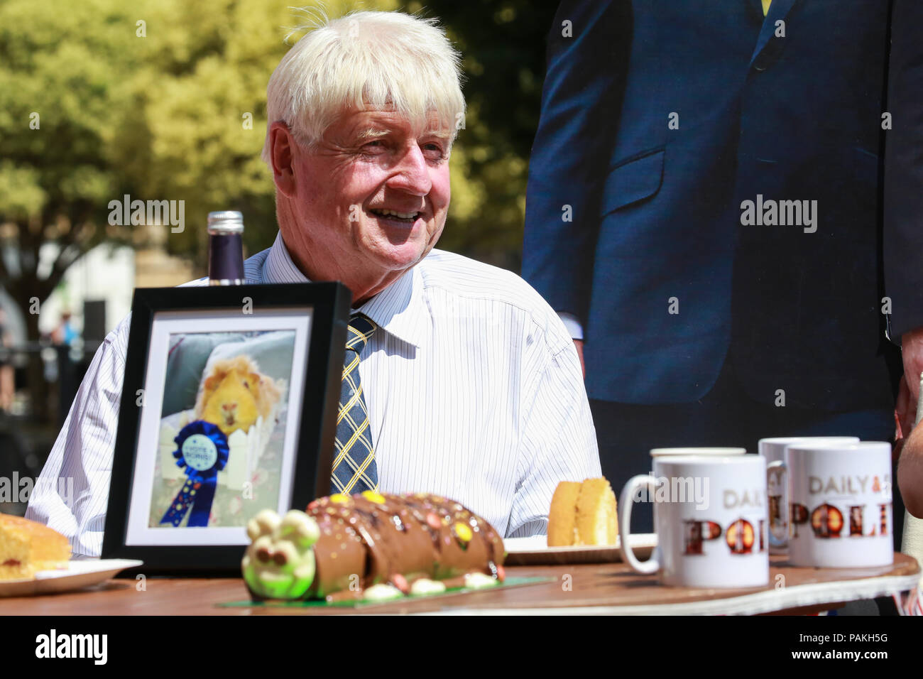 Londres, Royaume-Uni. 24 juillet, 2018. Stanley Johnson, père de Boris Johnson, est interviewé pour la dernière émission de BBC2 jamais news programme la politique quotidienne sur College Green, à Westminster. La BBC a annoncé la semaine dernière que la BBC2 logement midi sera rempli à partir de septembre par un nouveau spectacle intitulé Politics vivre. Credit : Mark Kerrison/Alamy Live News Banque D'Images