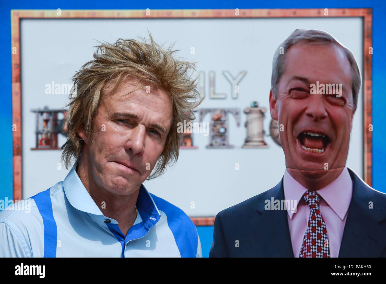 Londres Royaume Uni 24 Juillet 18 Charlie Mullins Fondateur De Pimlico Plombiers Pose Avec Une Image De Nigel Farage Pour La Derniere Emission De c2 Jamais News Programme La Politique Quotidienne Sur College