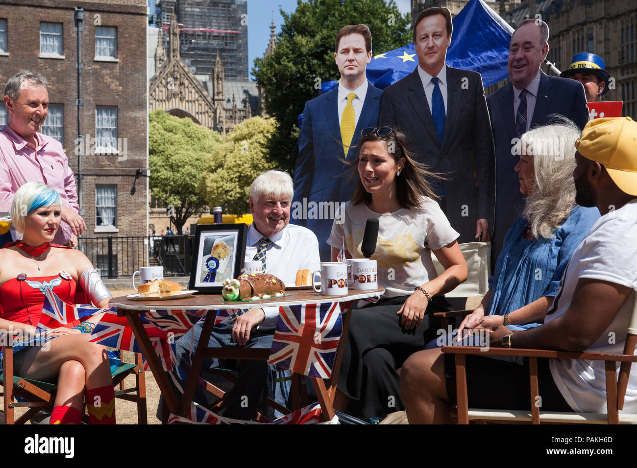 Londres Royaume Uni 24 Juillet 18 Les Clients Pour La Derniere Emission De c2 Jamais News Programme La Politique Quotidienne Sont Interviewes Sur College Green A Westminster La c A Annonce La Semaine