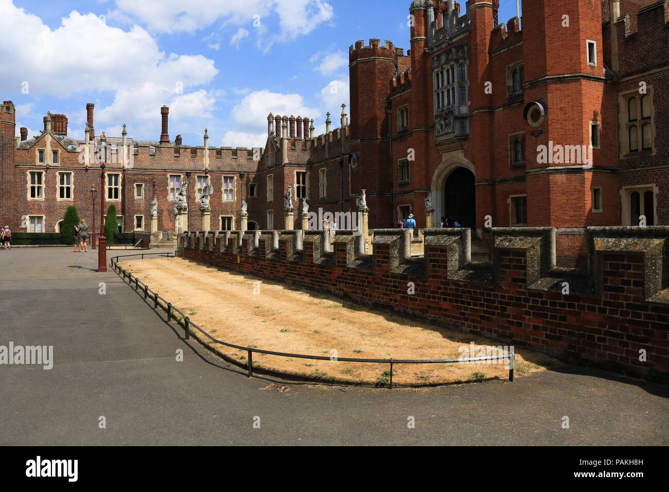 Londres. UK. 24 juillet 2018.L'herbe desséchée aux portes de Hampton Court Palace, Londres sur un autre chaude journée chaude avec des températures élevées que l'on s'attend que tout au long de la semaine : Crédit amer ghazzal/Alamy Live News Banque D'Images