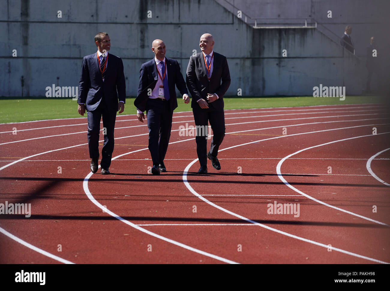 Las Rozas, Madrid, Espagne. 24 juillet, 2018. Aleksander il président de l'UEFA (L), Luis Rubiales président de RFEF (M) et Gianni Infantino (R) vu marchant à l'extérieur au cours de l'Assemblée générale RFEF à Las Rozas près de Madrid. Credit : Manu Haiti/SOPA Images/ZUMA/Alamy Fil Live News Banque D'Images