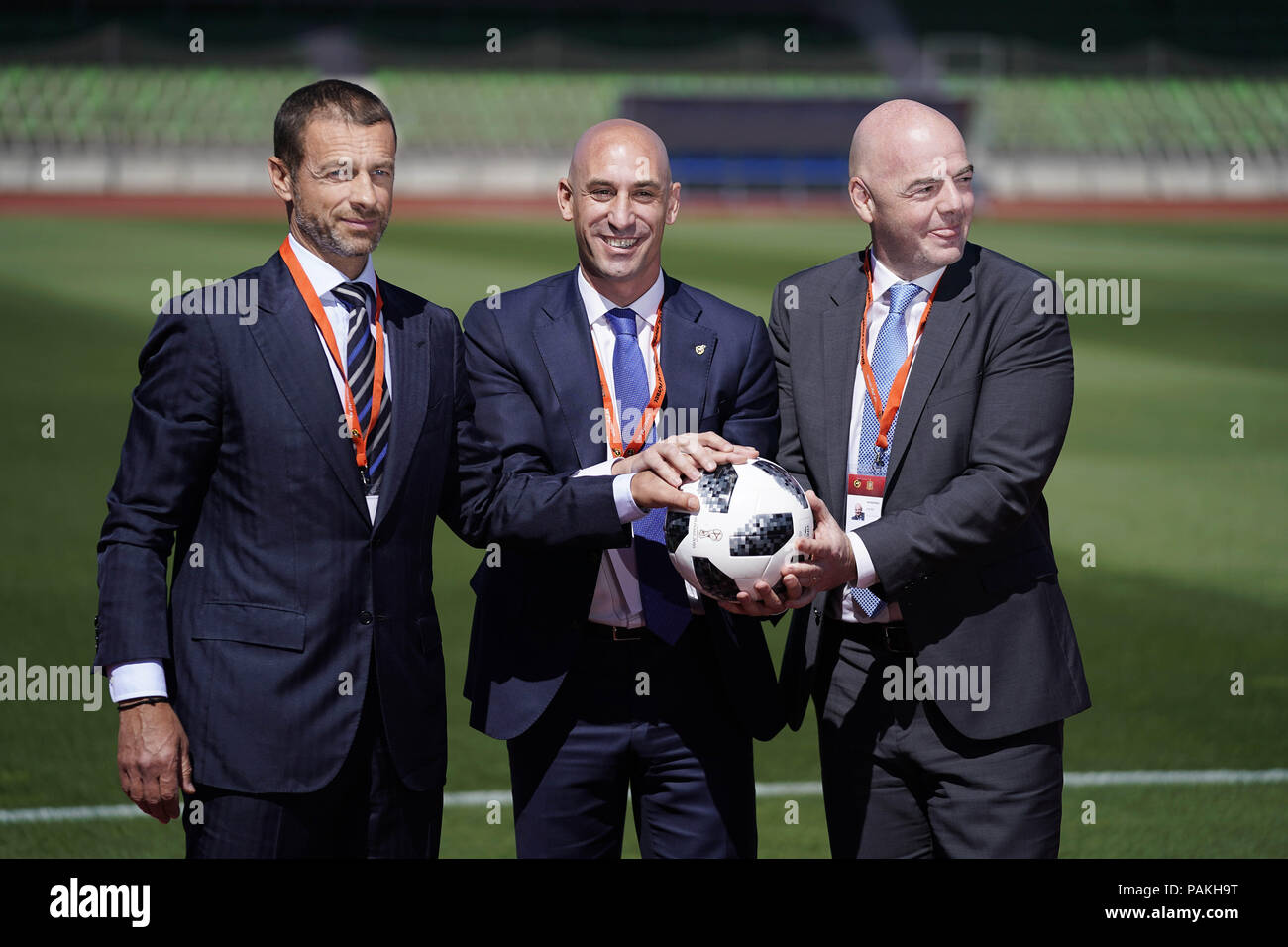 Las Rozas, Madrid, Espagne. 24 juillet, 2018. Aleksander il président de l'UEFA (L), Luis Rubiales président de RFEF (M) et Gianni Infantino (R) vu détenant ensemble un ballon de soccer au cours de l'Assemblée générale RFEF à Las Rozas près de Madrid. Credit : Manu Haiti/SOPA Images/ZUMA/Alamy Fil Live News Banque D'Images