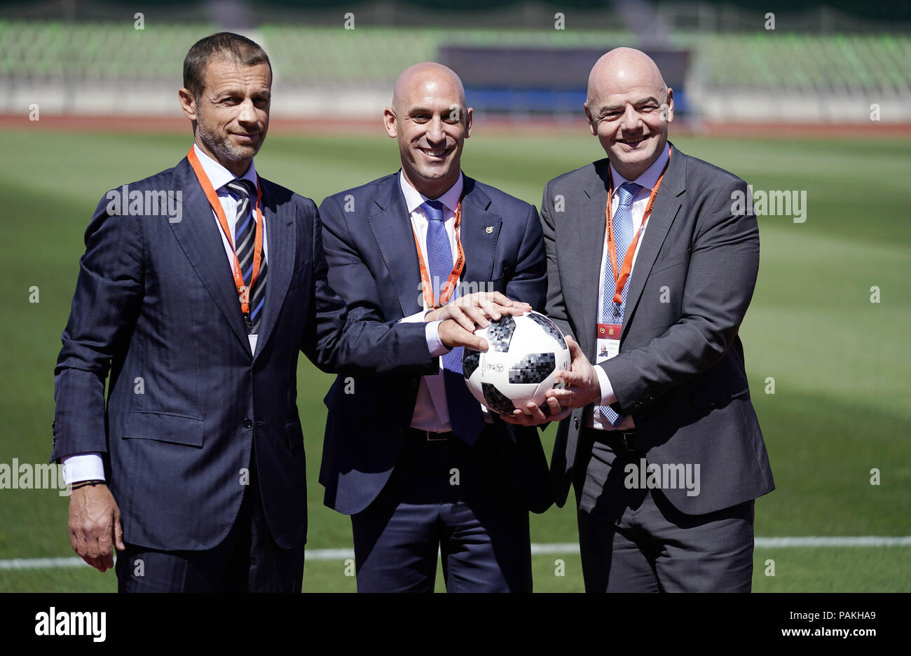 Las Rozas, Madrid, Espagne. 24 juillet, 2018. Aleksander il président de l'UEFA (L), Luis Rubiales président de RFEF (M) et Gianni Infantino (R) vu détenant ensemble un ballon de soccer au cours de l'Assemblée générale RFEF à Las Rozas près de Madrid. Credit : Manu Haiti/SOPA Images/ZUMA/Alamy Fil Live News Banque D'Images