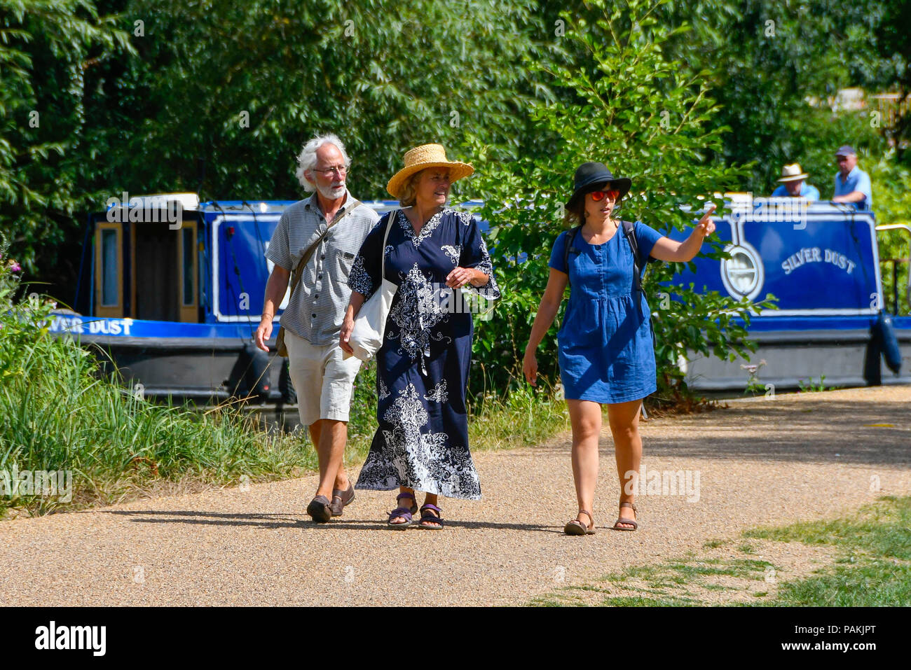 Oxford, Oxfordshire, UK. 24 juillet 2018. Météo britannique. Les personnes bénéficiant d'une promenade sur le chemin de halage près de la Tamise à Oxford par une chaude journée ensoleillée. Crédit photo : Graham Hunt/Alamy Live News Banque D'Images