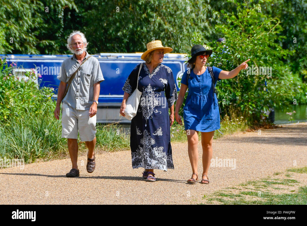 Oxford, Oxfordshire, UK. 24 juillet 2018. Météo britannique. Les personnes bénéficiant d'une promenade sur le chemin de halage près de la Tamise à Oxford par une chaude journée ensoleillée. Crédit photo : Graham Hunt/Alamy Live News Banque D'Images