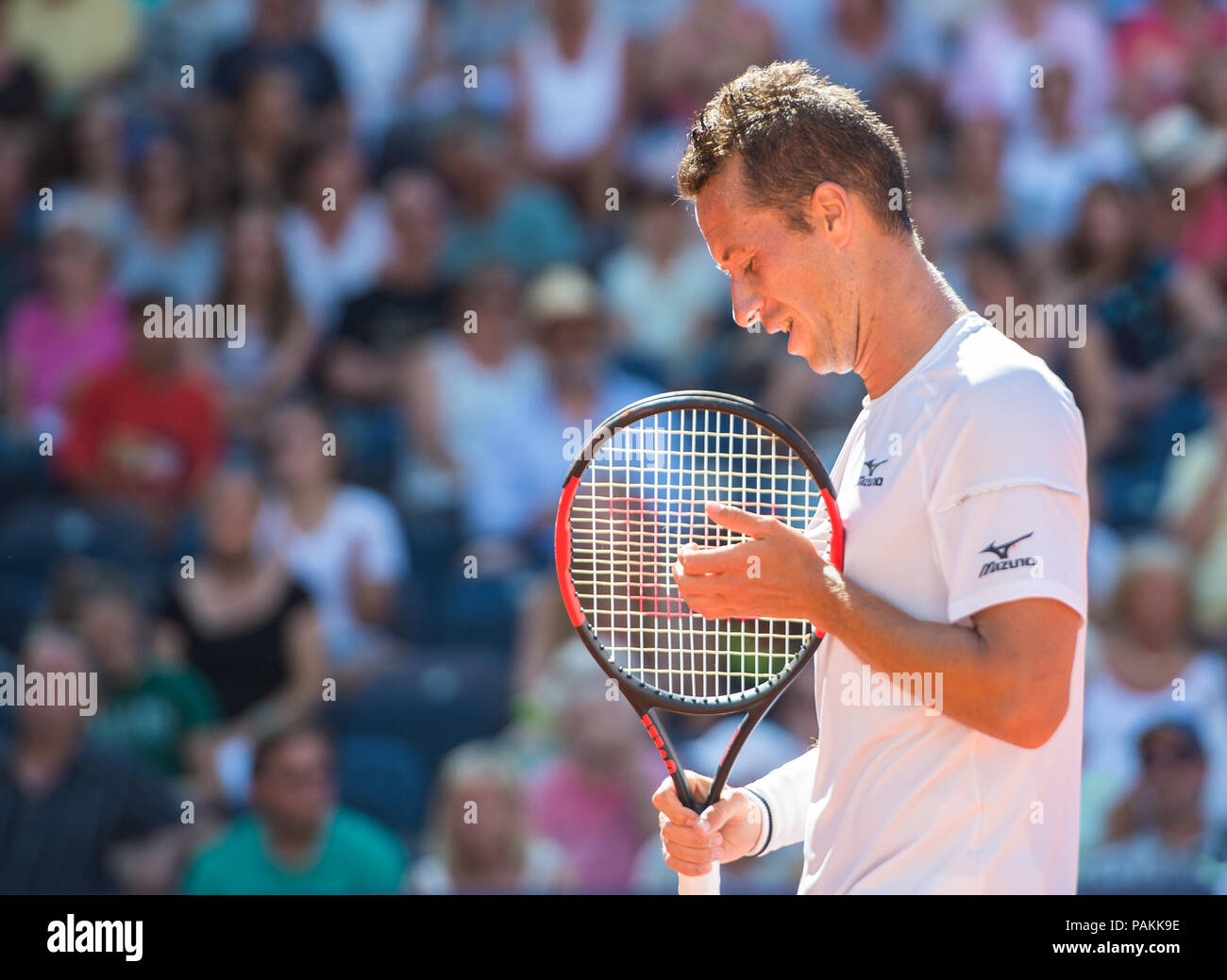 24 juillet 2018, Hambourg : Tennis ATP-Tour German Open, des célibataires, des hommes au Rothenbaum tennis stadium. Bassilashvili (Géorgie) vs Commentaires (Allemagne). De commentaires en provenance de l'Allemagne pendant le jeu. Commentaires étonnamment abandonné dans le premier tour. Photo : Daniel Bockwoldt/dpa Banque D'Images