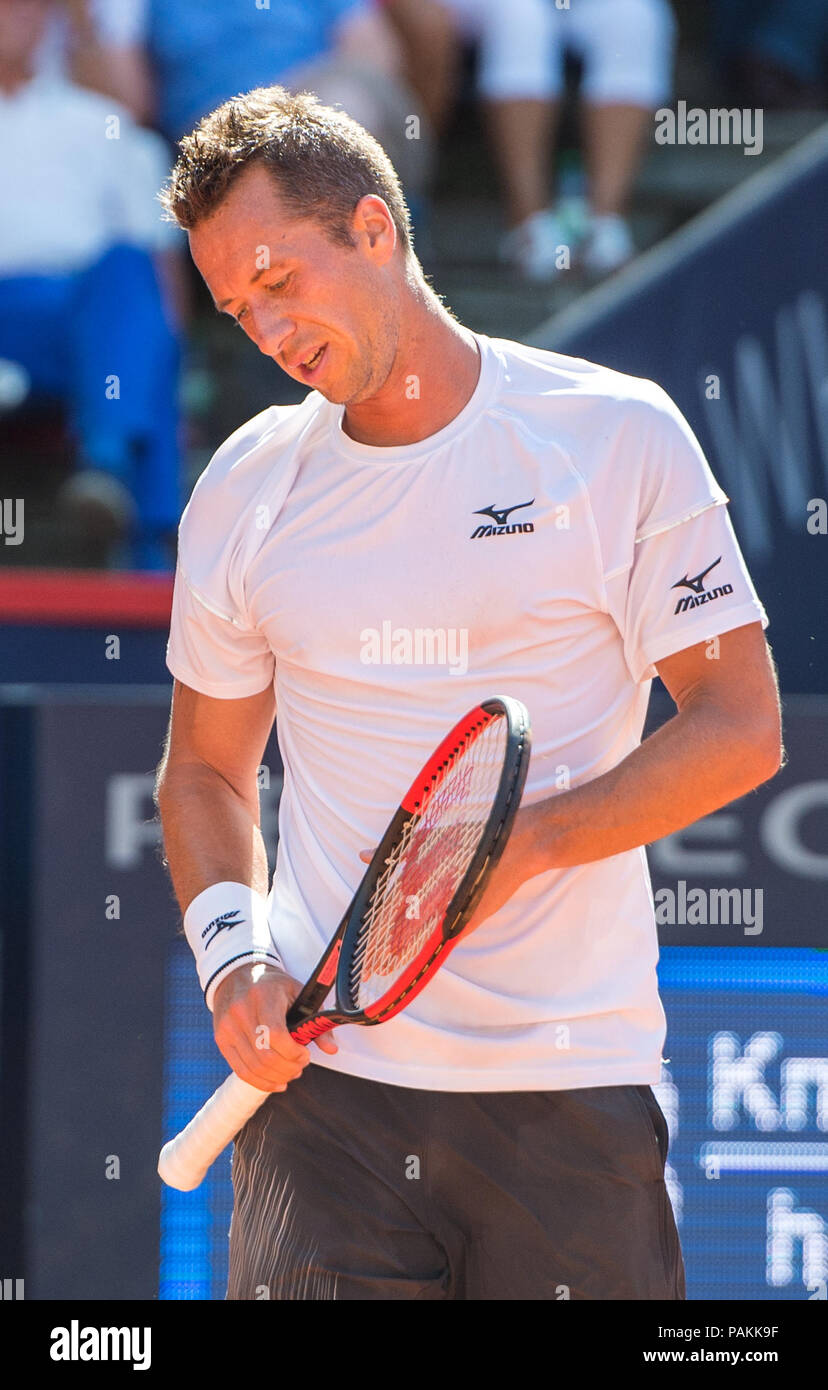 24 juillet 2018, Hambourg : Tennis ATP-Tour German Open, des célibataires, des hommes au Rothenbaum tennis stadium. Bassilashvili (Géorgie) vs Commentaires (Allemagne). De commentaires en provenance de l'Allemagne pendant le jeu. Commentaires étonnamment abandonné dans le premier tour. Photo : Daniel Bockwoldt/dpa Banque D'Images