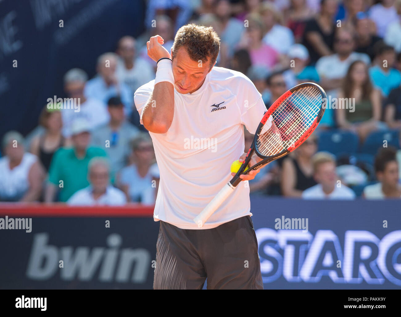 24 juillet 2018, Hambourg : Tennis ATP-Tour German Open, des célibataires, des hommes au Rothenbaum tennis stadium. Bassilashvili (Géorgie) vs Commentaires (Allemagne). De commentaires en provenance de l'Allemagne pendant le jeu. Commentaires étonnamment abandonné dans le premier tour. Photo : Daniel Bockwoldt/dpa Banque D'Images