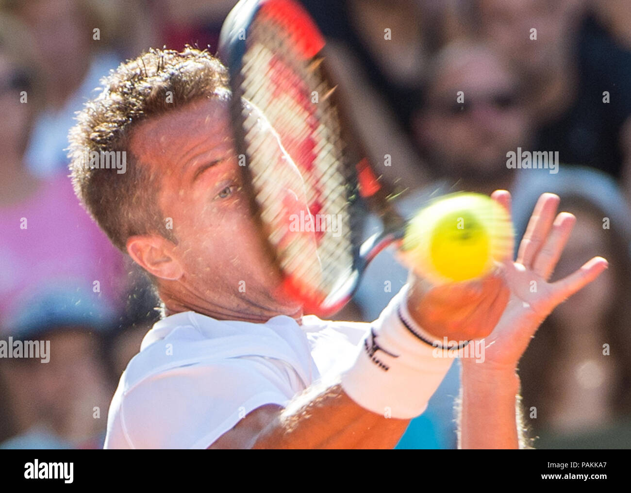 24 juillet 2018, Hambourg : Tennis ATP-Tour German Open, des célibataires, des hommes au Rothenbaum tennis stadium. Bassilashvili (Géorgie) vs Commentaires (Allemagne). De commentaires en provenance de l'Allemagne pendant le jeu. Commentaires étonnamment abandonné dans le premier tour. Photo : Daniel Bockwoldt/dpa Banque D'Images