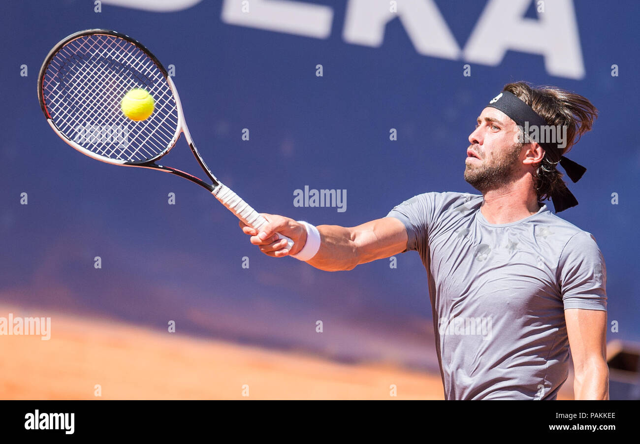 24 juillet 2018, Hambourg : Tennis ATP-Tour German Open, des célibataires, des hommes au Rothenbaum tennis stadium. Bassilashvili (Géorgie) vs Commentaires (Allemagne). Bassilashvili Nikolos à partir de la Géorgie pendant le jeu. La partie géorgienne a gagné 5:7, 6:1, 4:6. Photo : Daniel Bockwoldt/dpa Banque D'Images