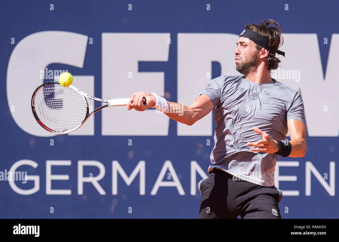 24 juillet 2018, Hambourg : Tennis ATP-Tour German Open, des célibataires, des hommes au Rothenbaum tennis stadium. Bassilashvili (Géorgie) vs Commentaires (Allemagne). Bassilashvili Nikolos à partir de la Géorgie pendant le jeu. La partie géorgienne a gagné 5:7, 6:1, 4:6. Photo : Daniel Bockwoldt/dpa Banque D'Images